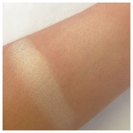 mua-undress-your-skin-highlighting-powder-iridescent-gold-(1)